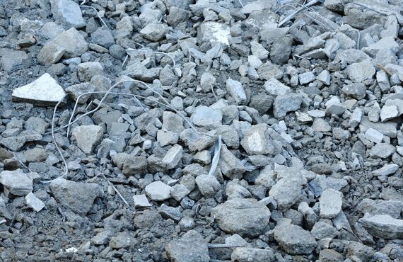 道路工事の際に発生するアスファルトガラも回収します | 京都郡にある産廃業者・株式会社 環境リサイクルセンター